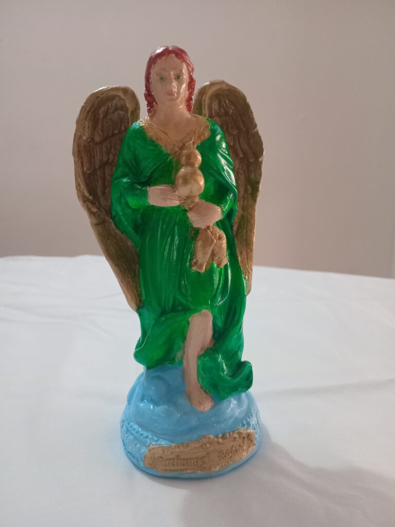Arcángel Rafael: Su nombre significa “Dios Sana”,