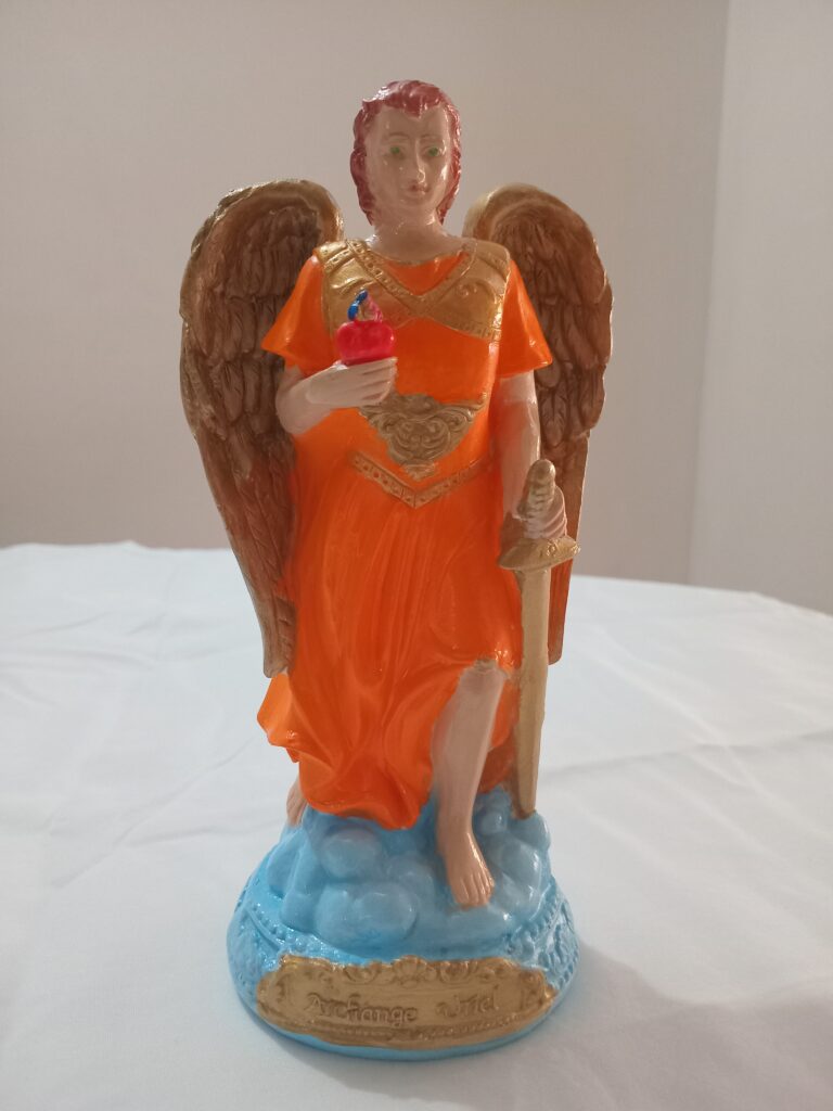 Arcángel Uriel: Su nombre significa “Fuego de Dios”, “La Luz de Dios”, “Compañero Eterno”